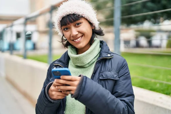 Молода Красива Іспаномовна Жінка Посміхається Впевнено Використовуючи Смартфон Вулиці — стокове фото