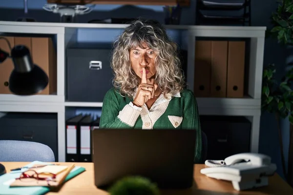 Mujer Mediana Edad Que Trabaja Por Noche Usando Computadora Portátil — Foto de Stock