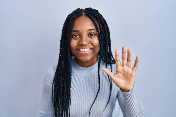 Afroamerikanerin Steht Vor Blauem Hintergrund Und Zeigt Mit Finger Nummer — Stockfoto