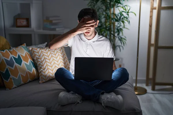 Jovem Hispânico Usando Laptop Casa Noite Espreitando Choque Cobrindo Rosto — Fotografia de Stock