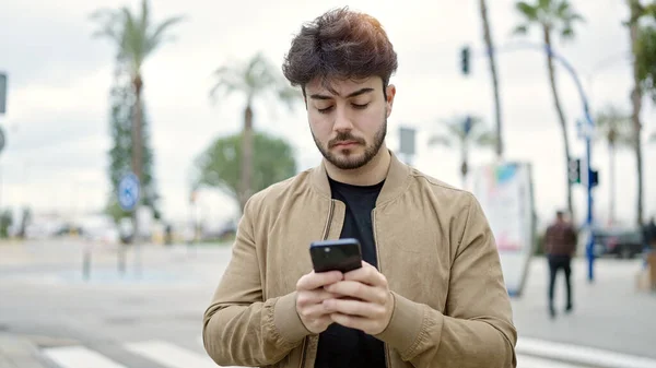 Jeune Homme Hispanique Utilisant Smartphone Avec Une Expression Sérieuse Dans — Photo
