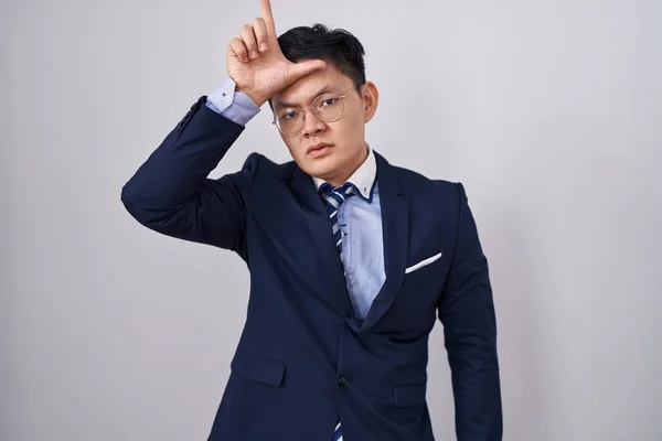 Jovem Asiático Homem Vestindo Terno Negócios Gravata Fazendo Troça Pessoas — Fotografia de Stock