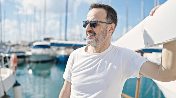 Uomo Mezza Età Sorridente Fiducioso Indossare Occhiali Sole Barca — Foto Stock