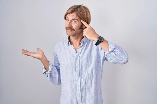 Homme Caucasien Avec Moustache Debout Sur Fond Blanc Confus Agacé — Photo