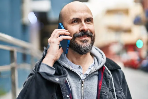 Joven Calvo Sonriendo Confiado Hablando Teléfono Inteligente Calle — Foto de Stock