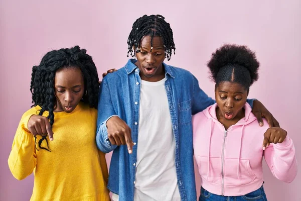 Grupo Três Jovens Negros Juntos Sobre Fundo Rosa Apontando Para — Fotografia de Stock