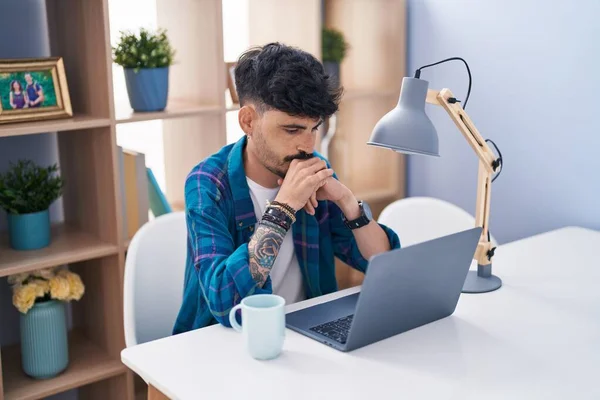Jovem Hispânico Usando Laptop Beber Café Casa — Fotografia de Stock