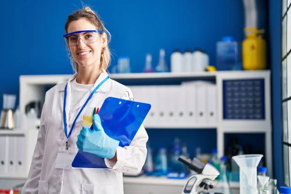 Молода Жінка Науковець Посміхається Впевнено Тримає Буфер Обміну Лабораторії — стокове фото