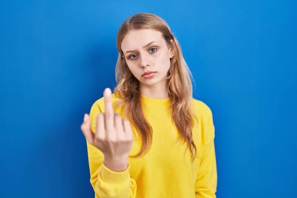 Young Caucasian Woman Standing Blue Background Showing Middle Finger Impolite — 스톡 사진