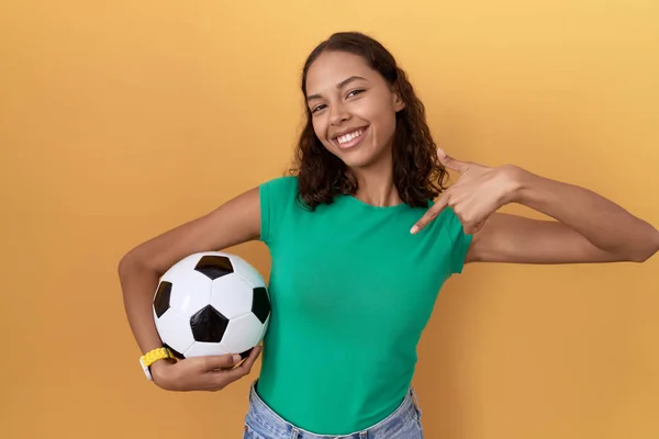 Mulher Hispânica Jovem Segurando Bola Olhando Confiante Com Sorriso Rosto — Fotografia de Stock