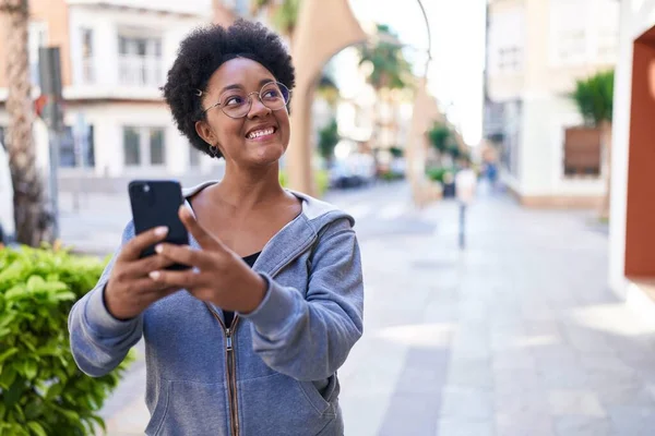 Αφροαμερικανή Γυναίκα Χαμογελά Αυτοπεποίθηση Χρησιμοποιώντας Smartphone Στο Δρόμο — Φωτογραφία Αρχείου