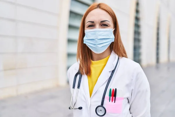 Jovem Mulher Branca Médico Vestindo Máscara Médica Hospital — Fotografia de Stock