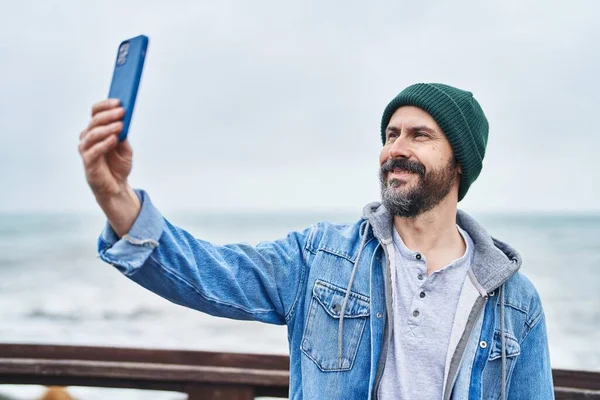 Genç Kel Adam Kendine Güveni Tam Deniz Kenarında Akıllı Telefonun — Stok fotoğraf