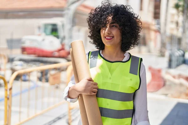 若い中東の女性建築家は通りで自信を持って図面を保持笑顔 — ストック写真