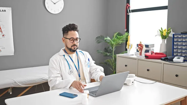 Jovem Latino Homem Médico Usando Laptop Trabalhando Clínica — Fotografia de Stock