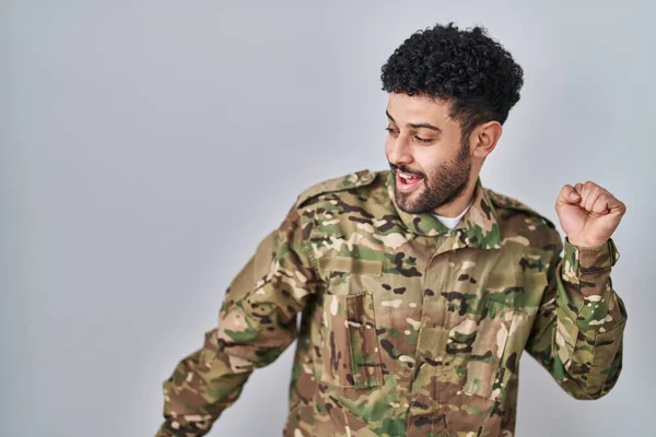Arabský Muž Maskovací Armádní Uniformě Tančí Šťastný Veselý Usmívá Pohybující — Stock fotografie