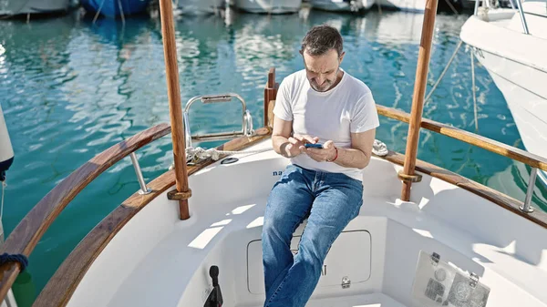 Uomo Mezza Età Con Smartphone Seduto Barca Porto — Foto Stock