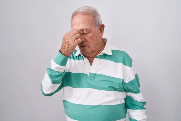 Beyaz Arka Planda Gri Saçlı Yaşlı Adam Yorgun Burnu Gözleri — Stok fotoğraf