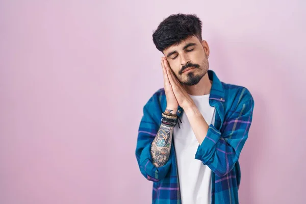 Junger Hispanischer Mann Mit Bart Steht Vor Rosa Hintergrund Und — Stockfoto