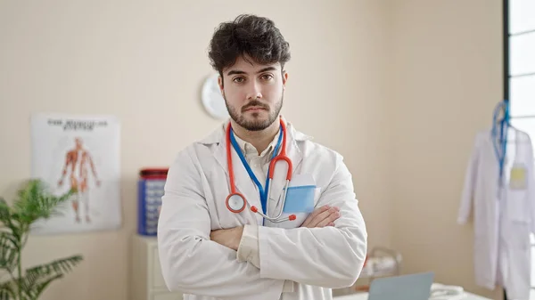 Молодий Іспаномовний Лікар Стоїть Серйозним Виразом Перетнув Жест Клініці — стокове фото