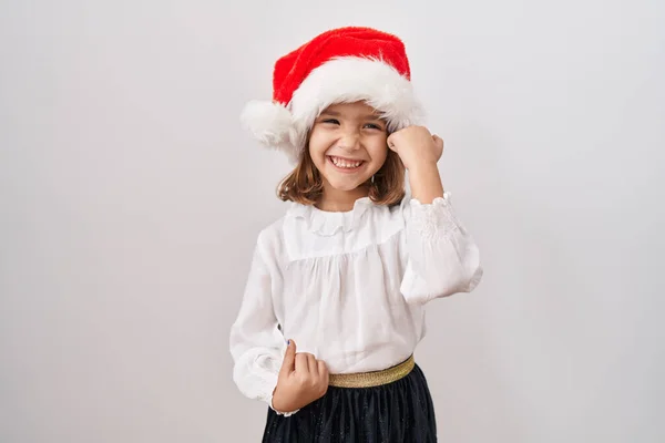 他那头戴圣诞礼帽的惊慌失措的小女孩惊奇地举起双臂 闭上眼睛 庆祝胜利 — 图库照片