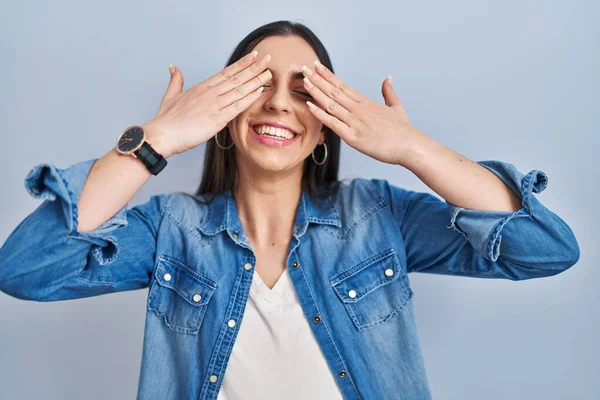 Латиноамериканка Стоящая Синем Фоне Закрывая Глаза Улыбаясь Веселыми Смешными Руками — стоковое фото