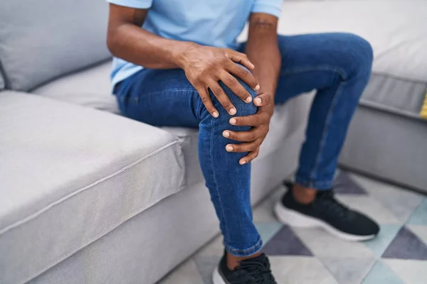 Young Latin Man Suffering Knee Injury Sitting Sofa Home — Stock Photo, Image