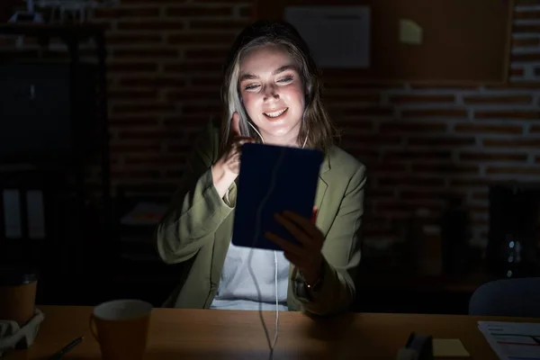 Geceleri Büroda Çalışan Sarışın Beyaz Bir Kadın Dostça Gülümseyerek Selamlama — Stok fotoğraf