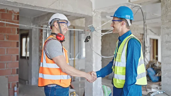 Deux Hommes Constructeurs Serrent Main Parlant Sur Chantier Construction — Photo