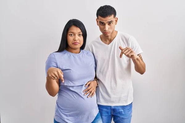 Junges Hispanisches Paar Erwartet Ein Baby Das Über Dem Hintergrund — Stockfoto
