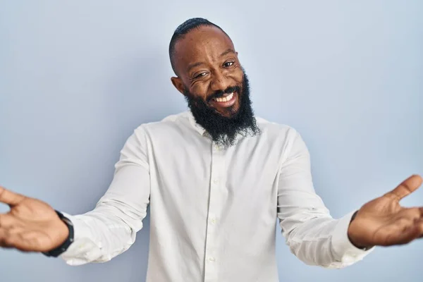 Afrikaanse Amerikaanse Man Staan Blauwe Achtergrond Glimlachend Vrolijk Het Aanbieden — Stockfoto