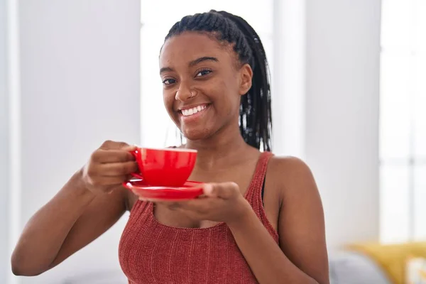 Africano Americano Mulher Sorrindo Confiante Beber Café Casa — Fotografia de Stock