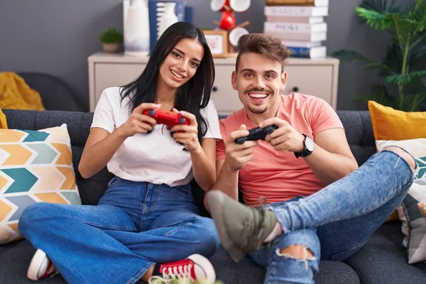 Man Woman Couple Playing Video Game Sitting Sofa Home — 스톡 사진