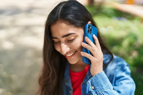 Νεαρό Ισπανόφωνο Κορίτσι Χαμογελά Αυτοπεποίθηση Μιλώντας Στο Smartphone Στο Πάρκο — Φωτογραφία Αρχείου