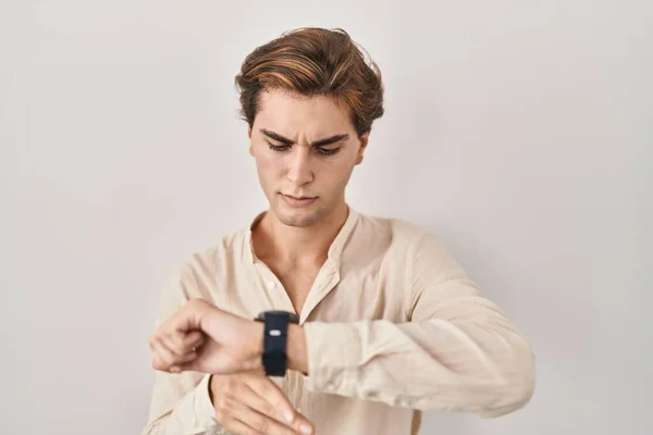 Junger Mann Vor Isoliertem Hintergrund Der Die Uhrzeit Der Armbanduhr — Stockfoto