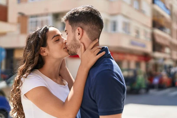 Young Hispanic Couple Smiling Confident Hugging Each Other Kissing Street — Stockfoto