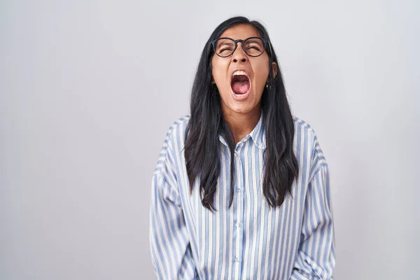 若いヒスパニック系の女性が怒って眼鏡を着用し 怒りを叫び フラストレーションと激怒叫んで怒っている 怒りと攻撃的な考え方 — ストック写真