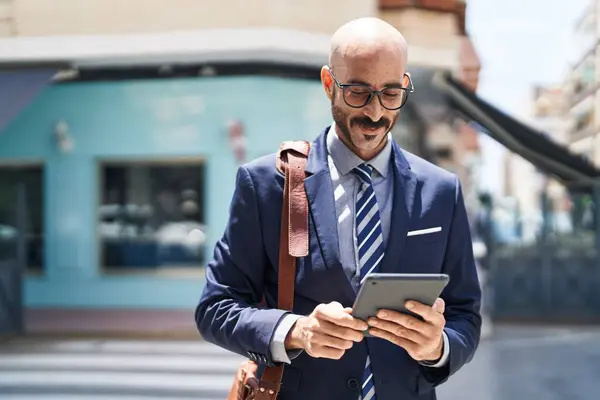 Jonge Spaanse Man Executive Glimlachen Zelfverzekerd Met Behulp Van Touchpad — Stockfoto