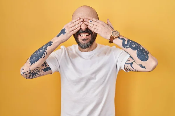 Jovem Hispânico Com Tatuagens Sobre Fundo Amarelo Cobrindo Olhos Com — Fotografia de Stock