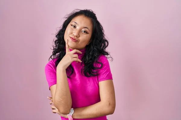 Young Asian Woman Standing Pink Background Hand Chin Thinking Question — ストック写真