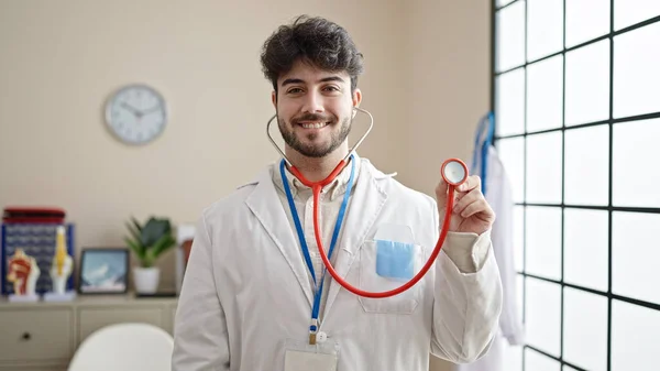 Mladý Hispánec Muž Lékař Úsměvem Jistý Držení Stetoskop Klinice — Stock fotografie