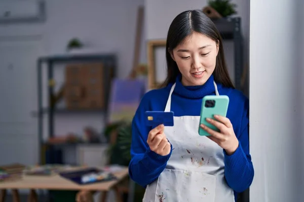 Chinese Vrouw Kunstenaar Met Behulp Van Smartphone Creditcard Kunststudio — Stockfoto