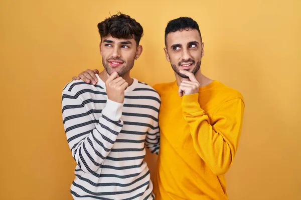 Unga Latinamerikanska Homosexuella Par Står Över Gul Bakgrund Med Hand — Stockfoto