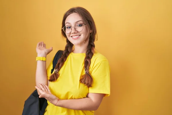 Młoda Kaukaska Kobieta Nosi Plecak Studencki Żółtym Tle Zapraszając Wejścia — Zdjęcie stockowe