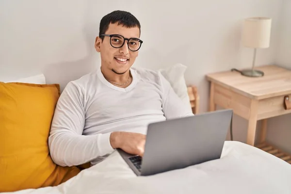 Hombre Joven Usando Portátil Sentado Cama Dormitorio —  Fotos de Stock