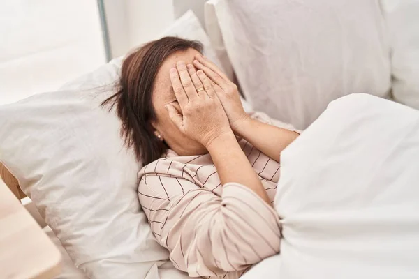 Middle Age Woman Stressed Lying Bed Bedroom — Stockfoto