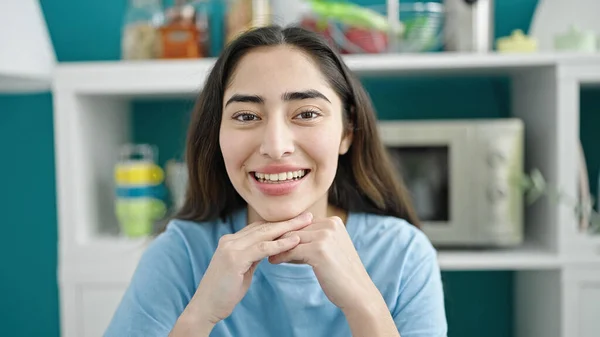 Νεαρή Όμορφη Ισπανόφωνη Γυναίκα Χαμογελά Σίγουρος Κάθεται Στο Τραπέζι Στην — Φωτογραφία Αρχείου