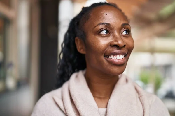 Afro Amerikaanse Vrouw Glimlachen Zelfverzekerd Staan Straat — Stockfoto