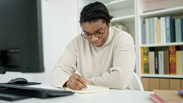 Afrykańska Amerykańska Studentka Używająca Notatek Komputerowych Uniwersytecie Bibliotecznym — Zdjęcie stockowe