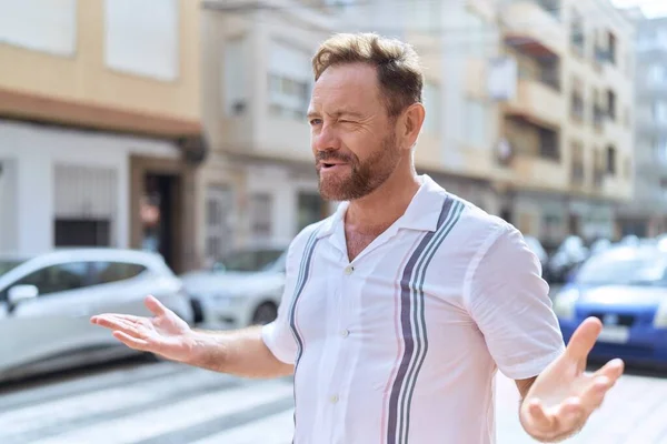 Sokakta Konuşan Orta Yaşlı Bir Adam — Stok fotoğraf